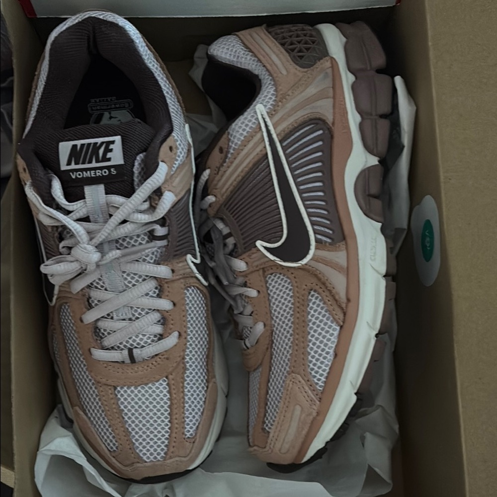 Nike Vomero 5 in Dusted Clay